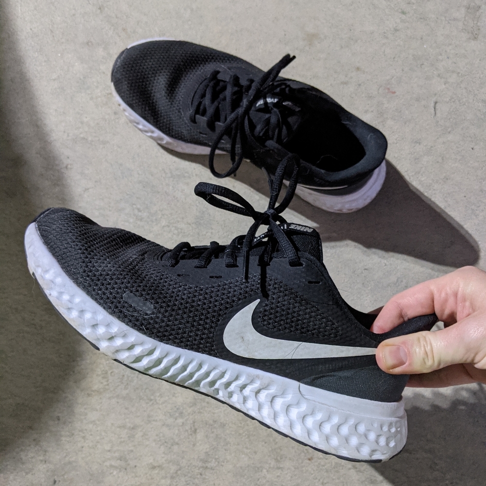 Black nike tennis shoes